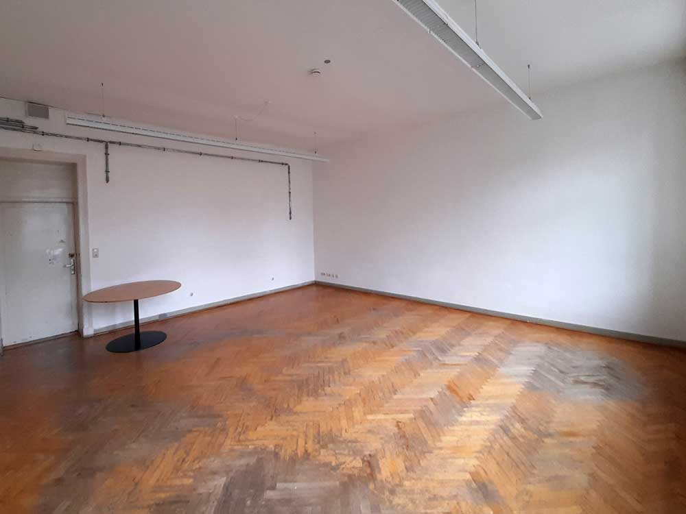 Der Aufenthaltsraum in der Ernestinenschule zu Lübeck vor der Renovierung. © IKEA Lübeck